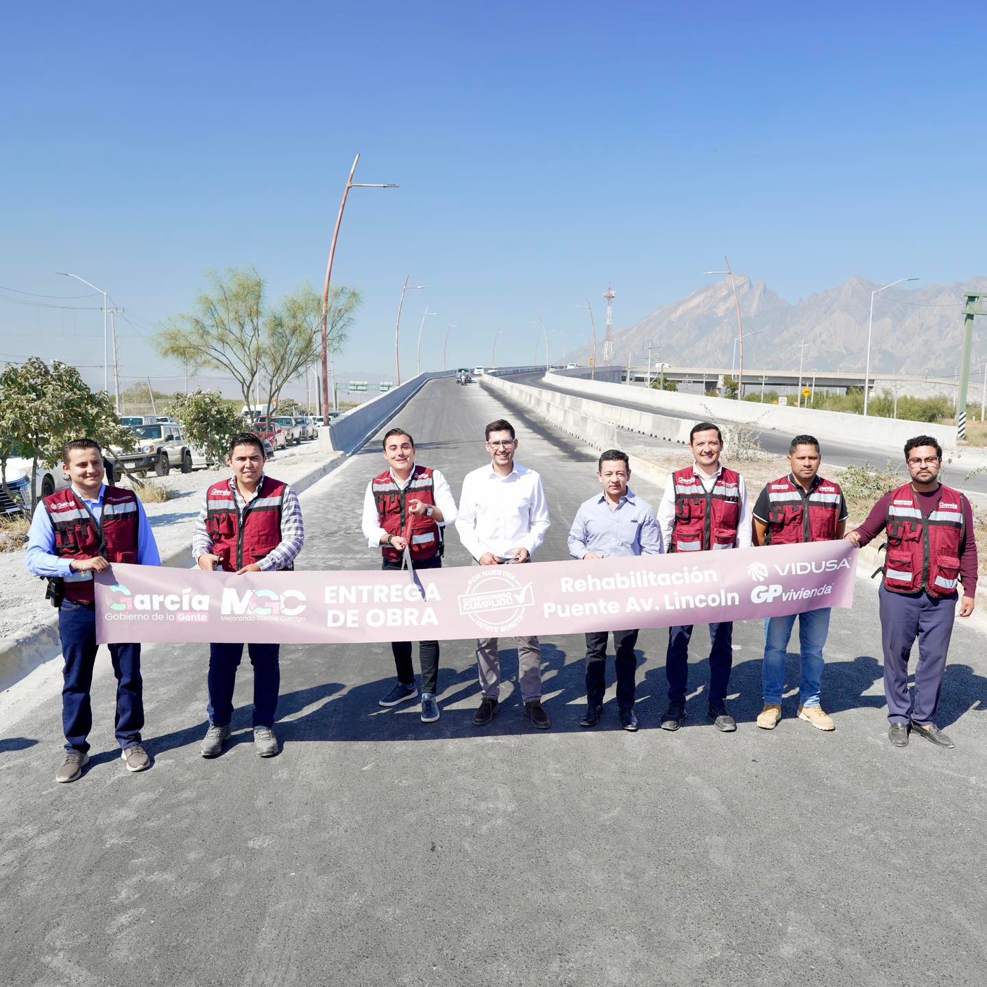 Entrega Manuel Guerra la rehabilitación del puente de Lincoln, en García
