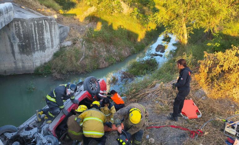 Vuelcan y caen en arroyo del Libramiento Oriente en Cadereyta