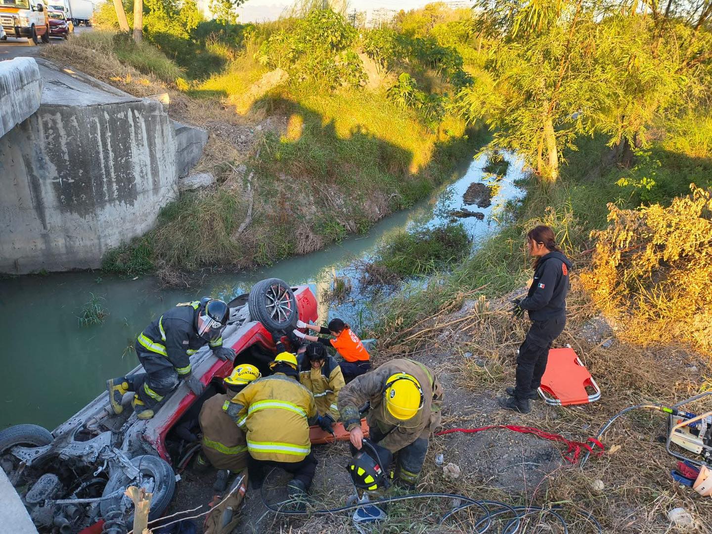 Vuelcan y caen en arroyo del Libramiento Oriente en Cadereyta