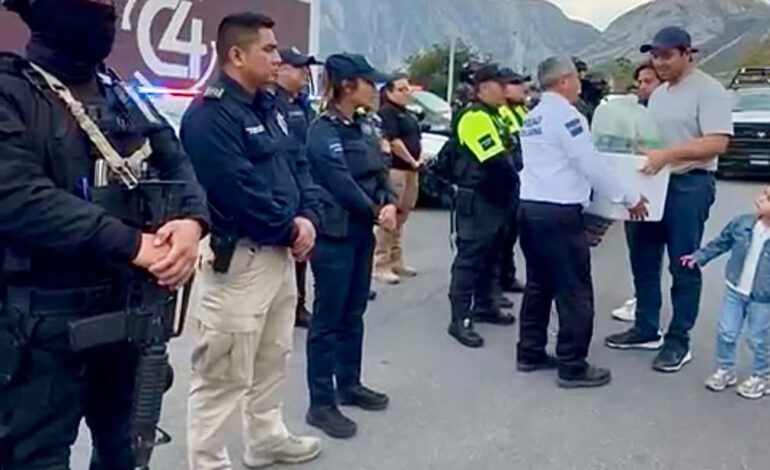 Lleva Nava alimentos a policías, bomberos y trabajadores de Limpia