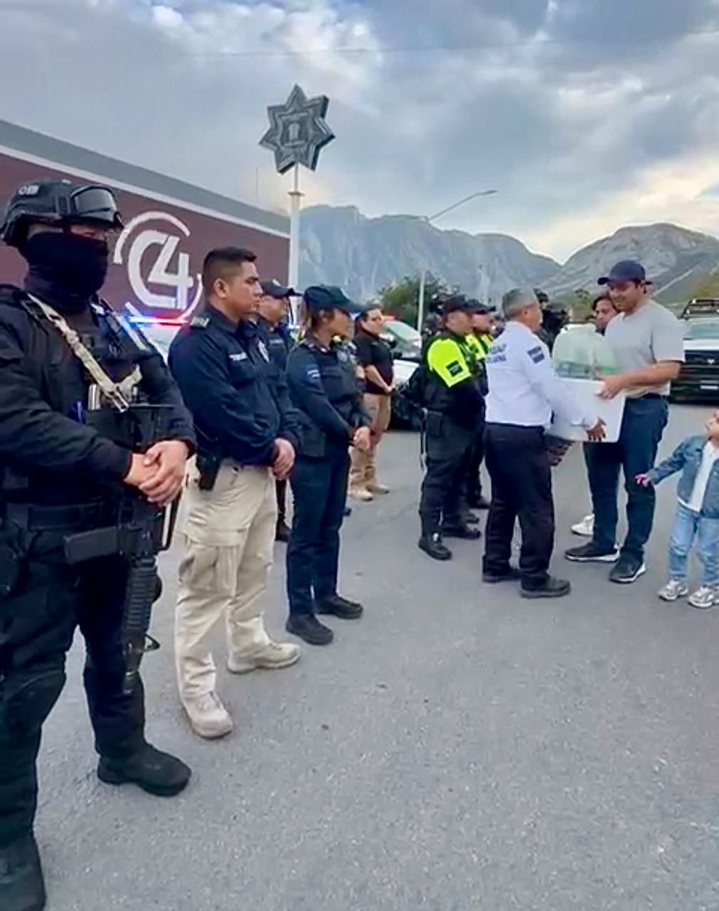 Lleva Nava alimentos a policías, bomberos y trabajadores de Limpia