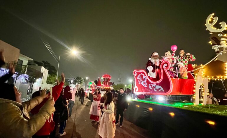 Disfrutan miles de familias primer desfile navideño en Santa Catarina