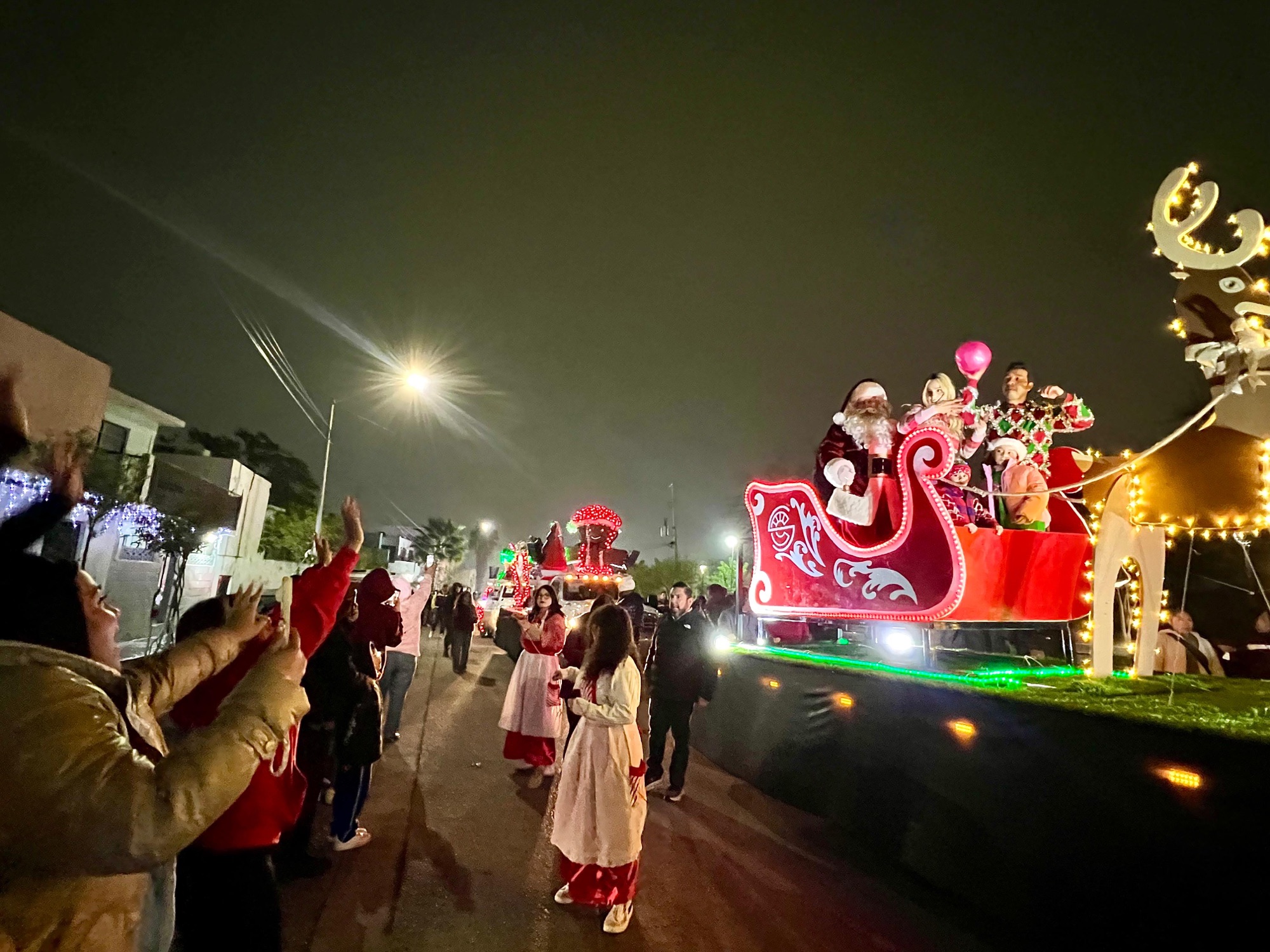 Disfrutan miles de familias primer desfile navideño en Santa Catarina