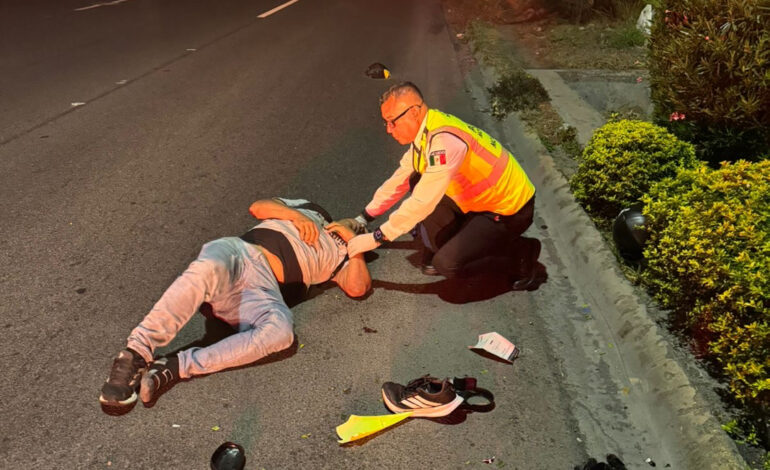 Tránsito de Monterrey auxilia a motociclista caído