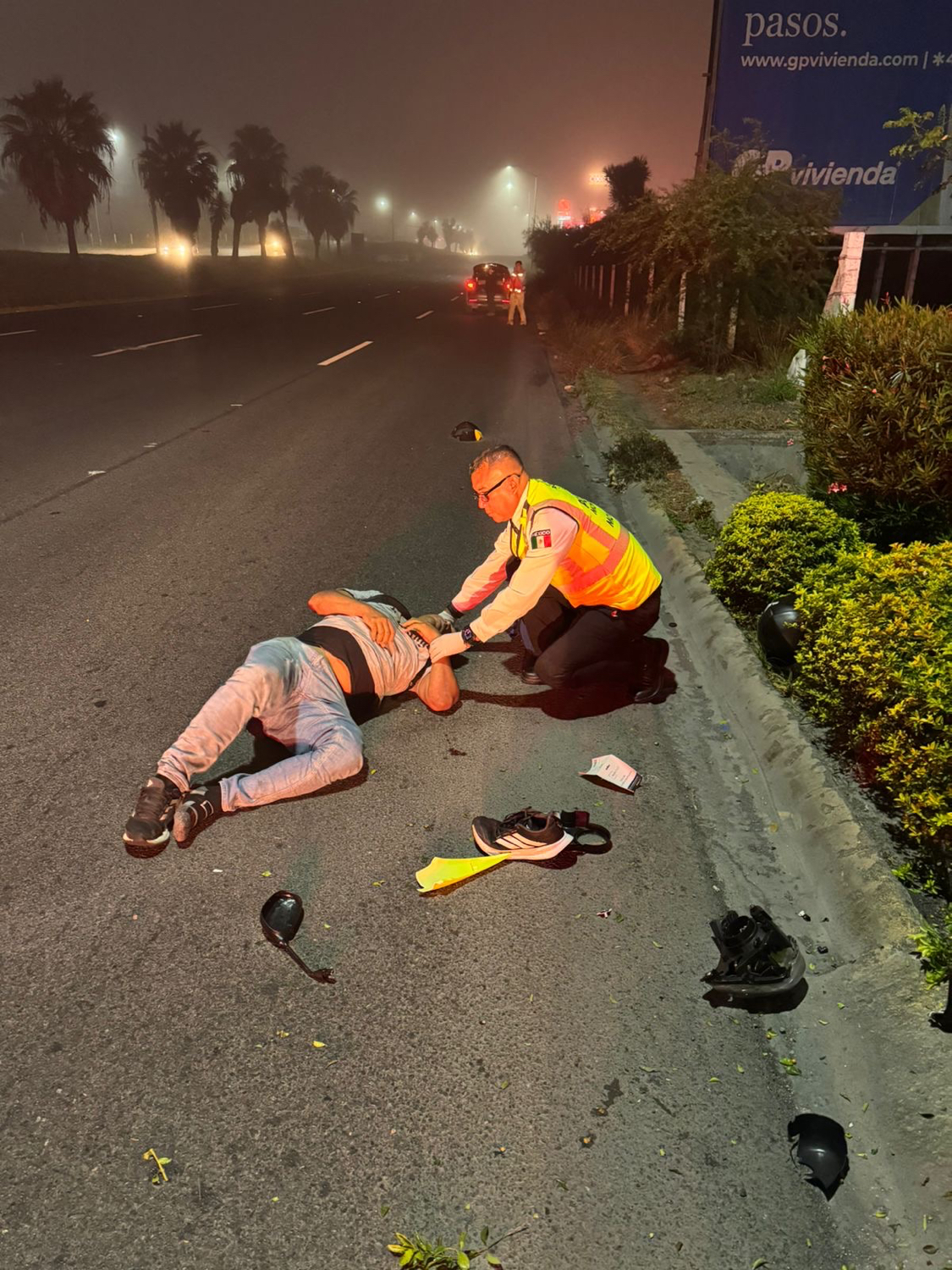 Tránsito de Monterrey auxilia a motociclista caído