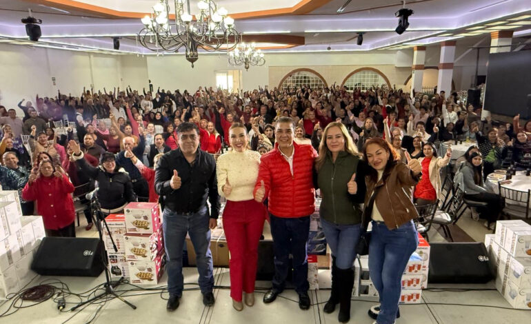 Conviven cientos de juarenses en posada del PRI municipal