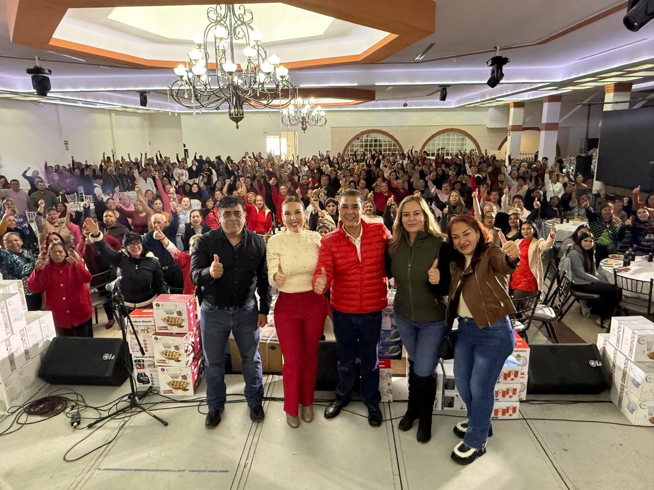 Conviven cientos de juarenses en posada del PRI municipal