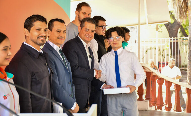 Beneficia la Fábrica de Escuelas a estudiantes de Secundaria con iPads