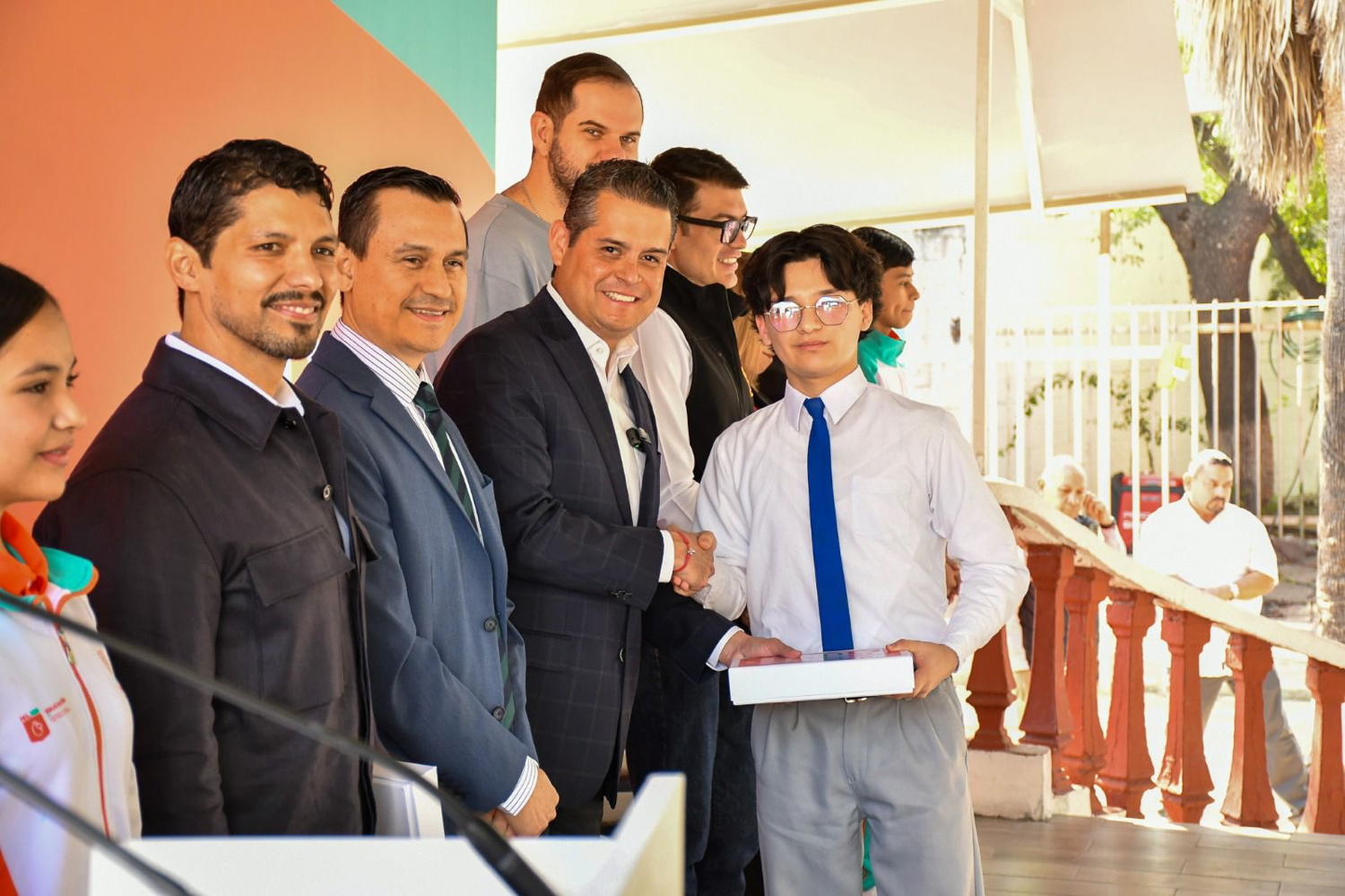 Beneficia la Fábrica de Escuelas a estudiantes de Secundaria con iPads