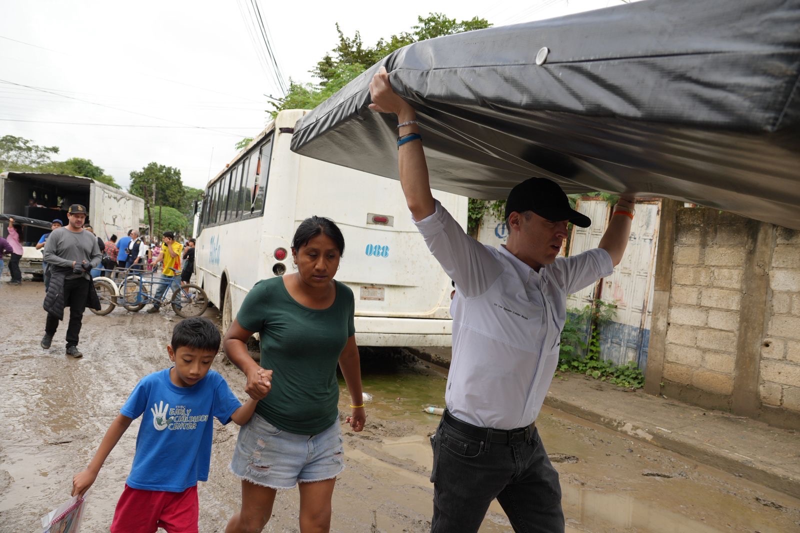 Luis Donaldo Colosio entrega con la Fundación Diana Laura más de 500 paquetes de apoyo en Poza Rica, Veracruz