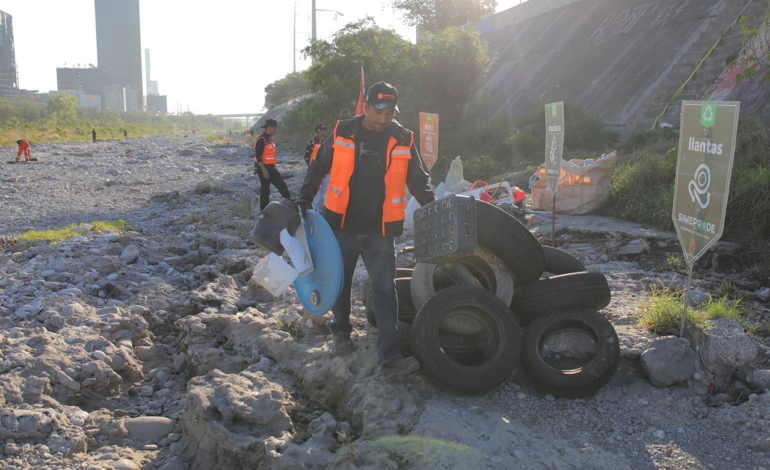 Voluntarios recolectan del Santa Catarina 60 toneladas de basura en seis meses