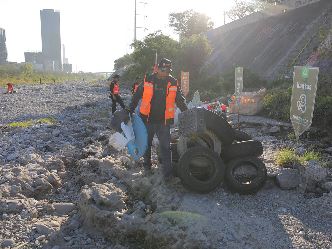 Voluntarios recolectan del Santa Catarina 60 toneladas de basura en seis meses