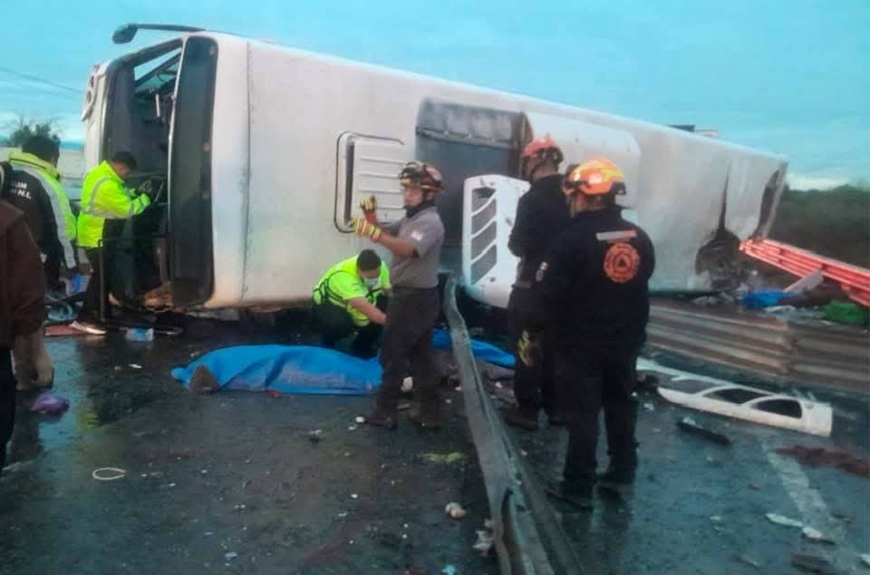 Reportan 8 decesos y 58 heridos en volcadura de camión de pasajeros en Apodaca