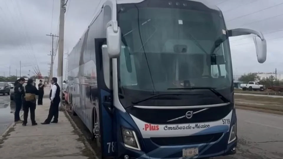 Asaltan a camión de pasajeros sobre la carretera SLP-Matehuala  se llevan un millón de pesos