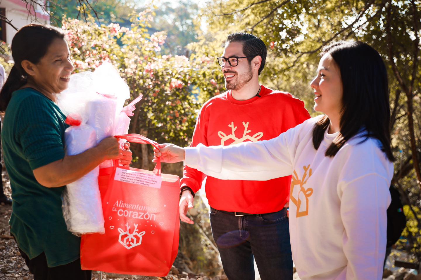 Apoya Santiago con 600 cenas navideñas a familias vulnerables