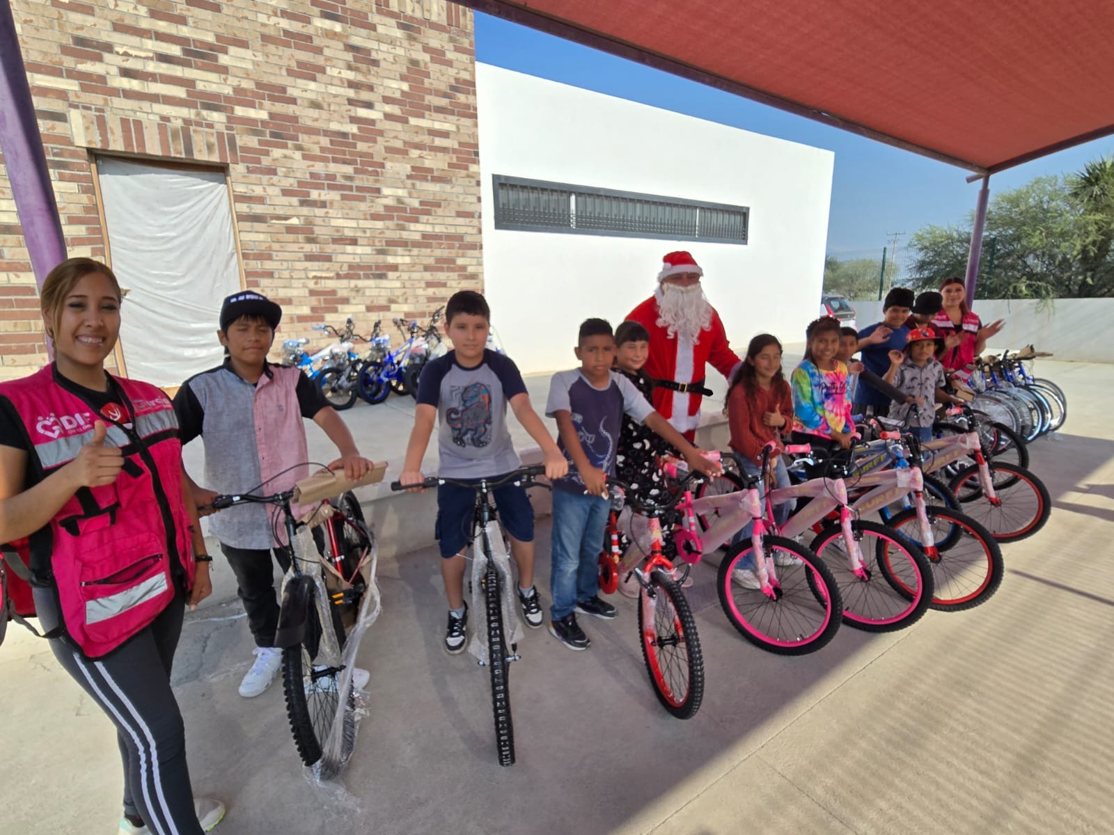 Apoya García a familias vulnerables con alimentos, juguetes y ¡piñatas!