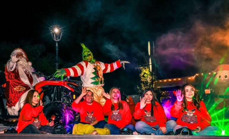 Disfrutan familias en Santiago maratónico «Desfile Navideño 2025»