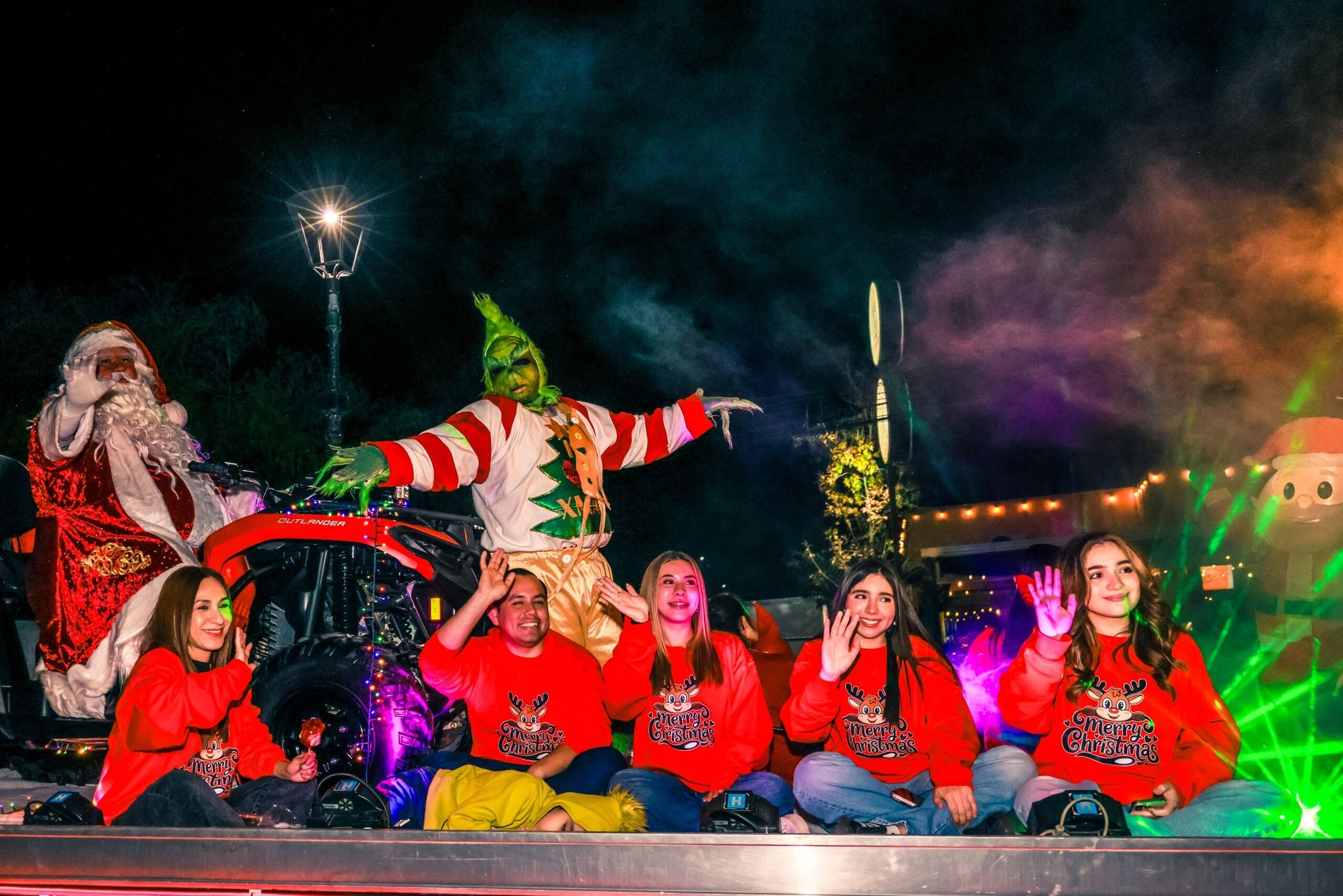 Disfrutan familias en Santiago maratónico «Desfile Navideño 2025»