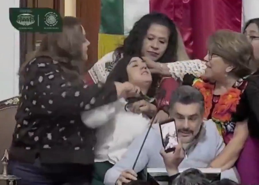 Jaladas de pelos, «calzón chino» y hasta golpes es como debatieron los legisladores de CdMx