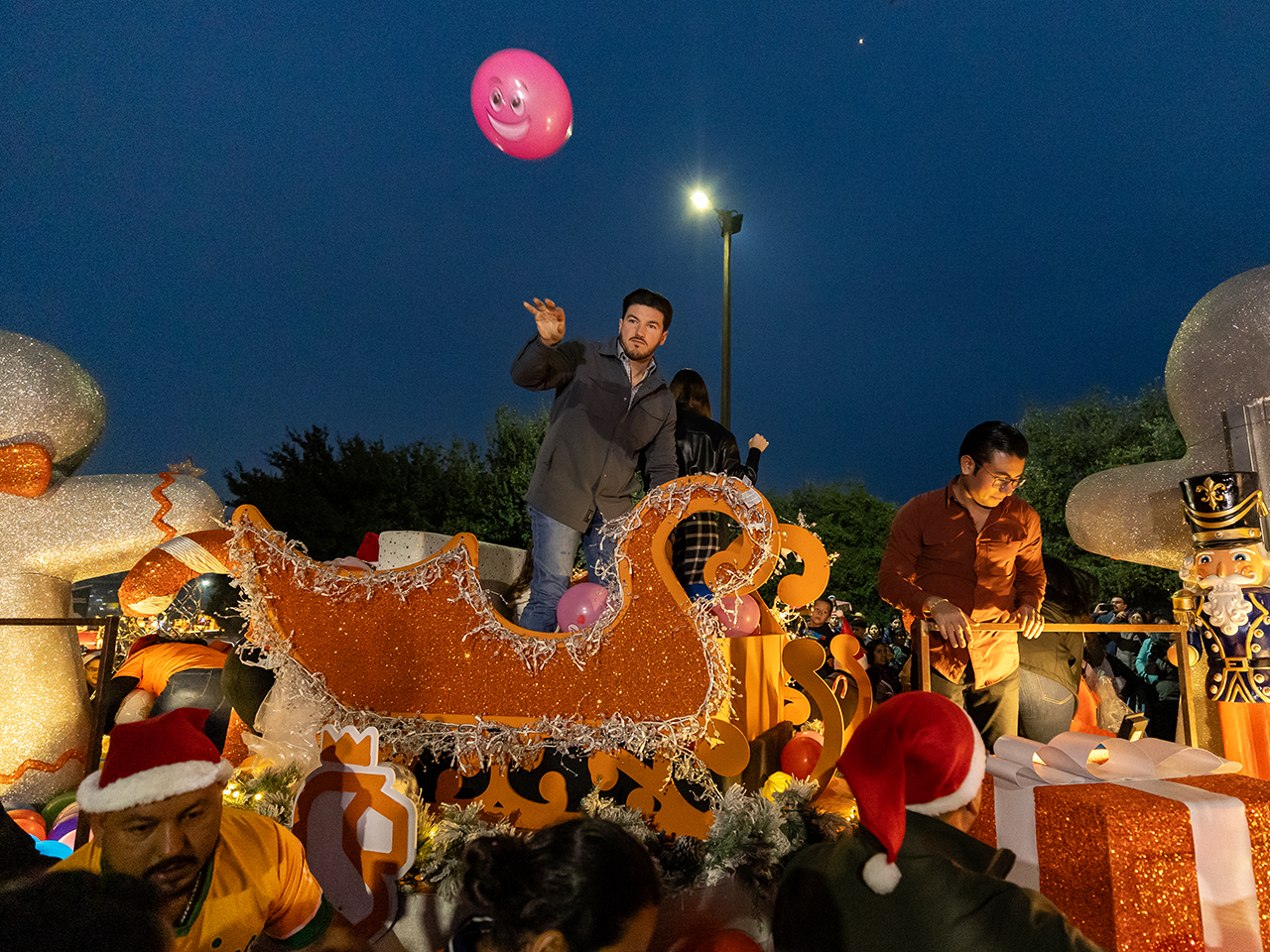 Llega a Juárez magia de la Navidad con «Desfile Navideño 2025»