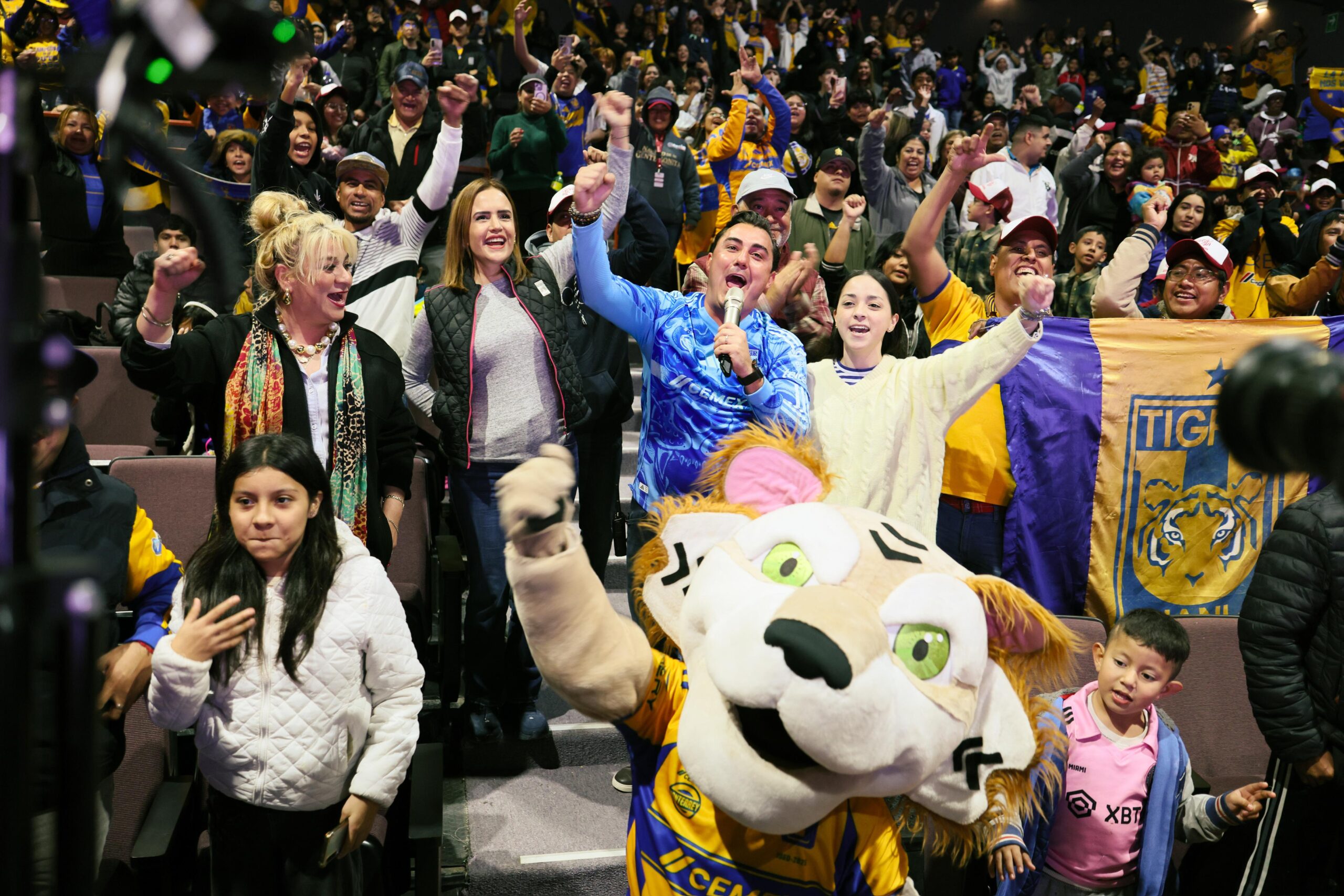 En un ambiente norteño, miles en García disfrutan final de Tigres con carnita asada
