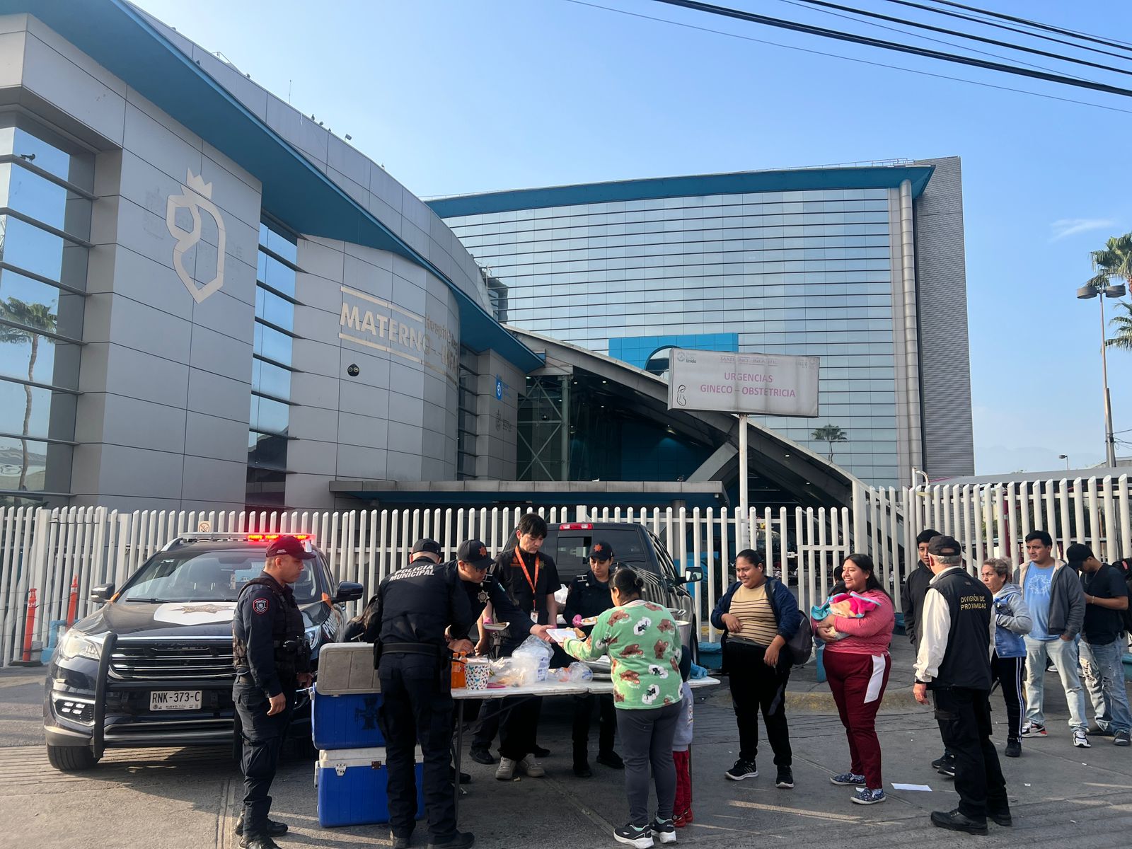 Apoyan oficiales de Guadalupe a familiares de pacientes del Materno
