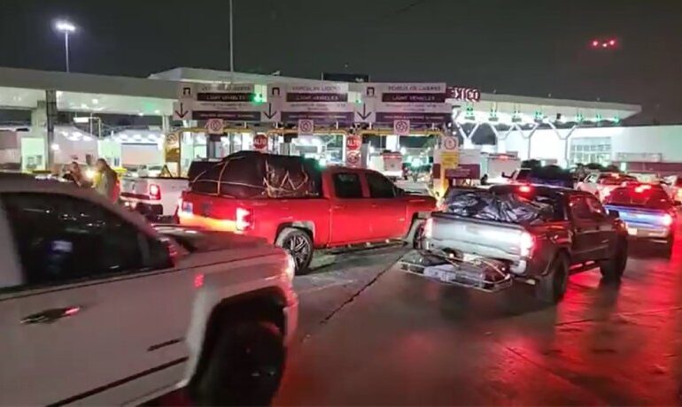 Paisanos ingresan a México en caravanas por Nuevo Laredo