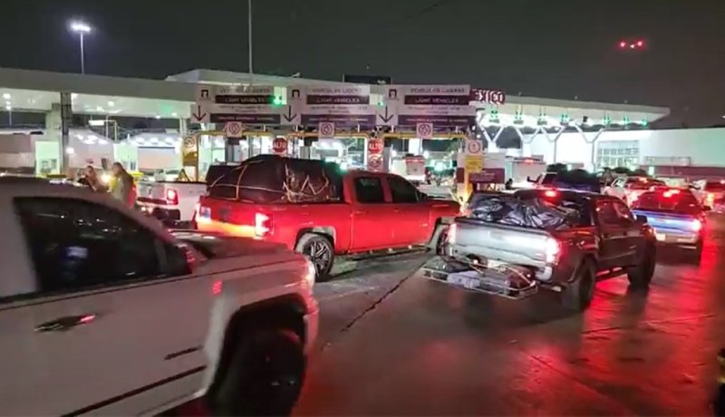 Paisanos ingresan a México en caravanas por Nuevo Laredo