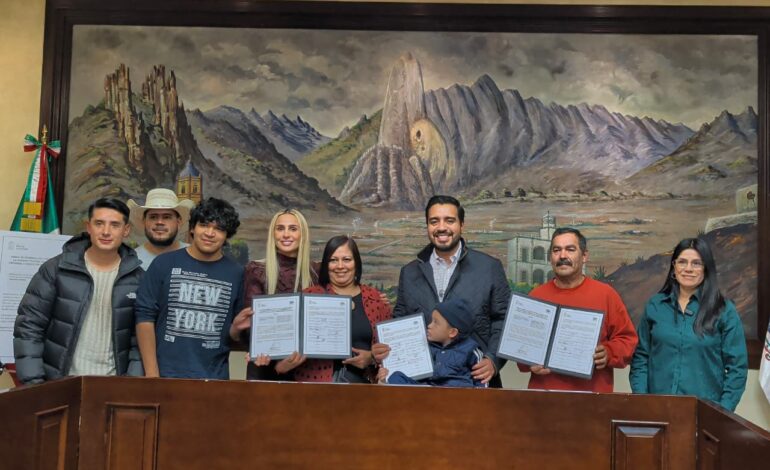 Firman padres de niños autistas y gobierno de Santa Catarina acuerdo pro Centro de Atención al Autismo.