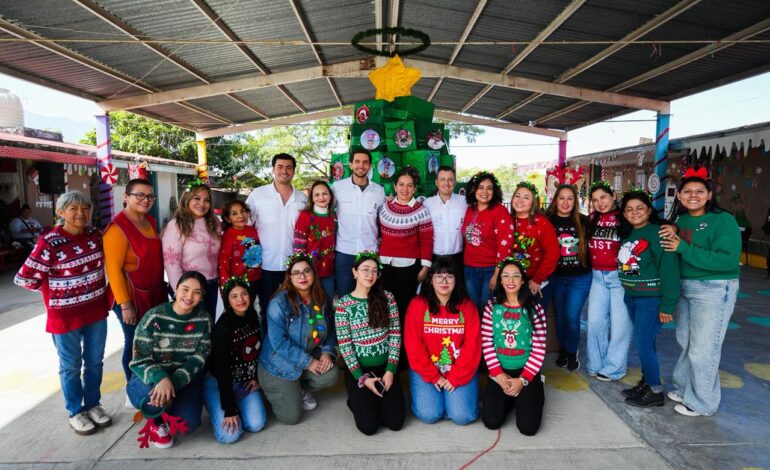 Colosio acompaña a niñas, niños, familias y maestros del Jardín de Niños Bertha Von Glumer en posada comunitaria de la Fundación Diana Laura Riojas