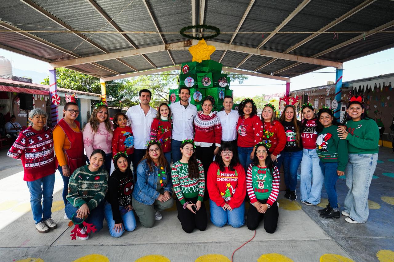 Colosio acompaña a niñas, niños, familias y maestros del Jardín de Niños Bertha Von Glumer en posada comunitaria de la Fundación Diana Laura Riojas