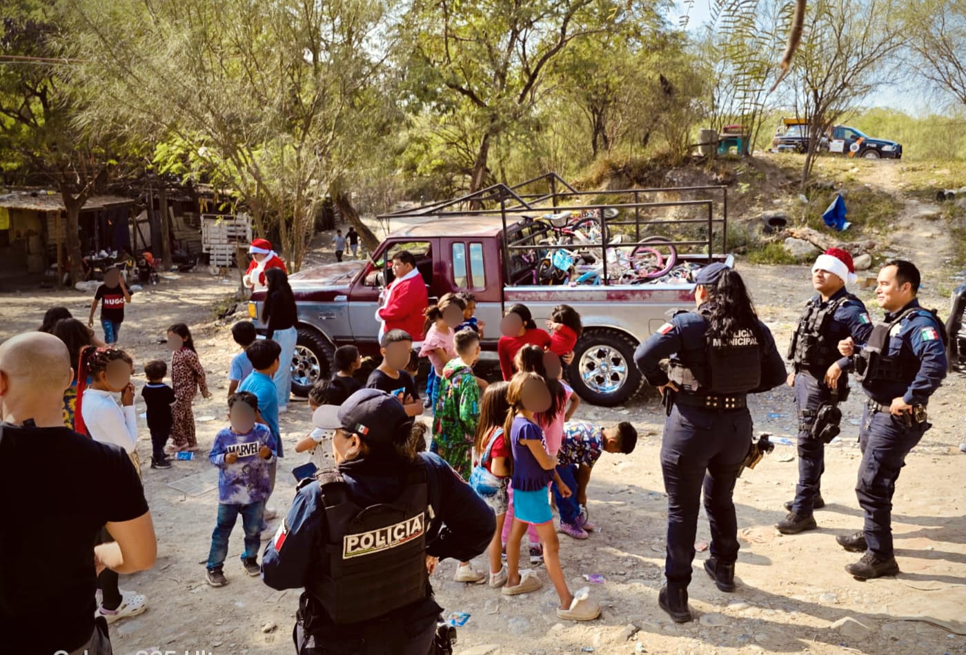 Llevan oficiales de Guadalupe, una chispa de la Navidad a niñas y niños de El Ranchito 1