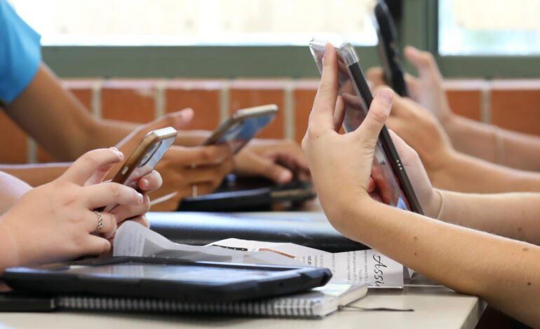 Proponen reforma para prohibir celulares en horario escolar en planteles de nivel básico