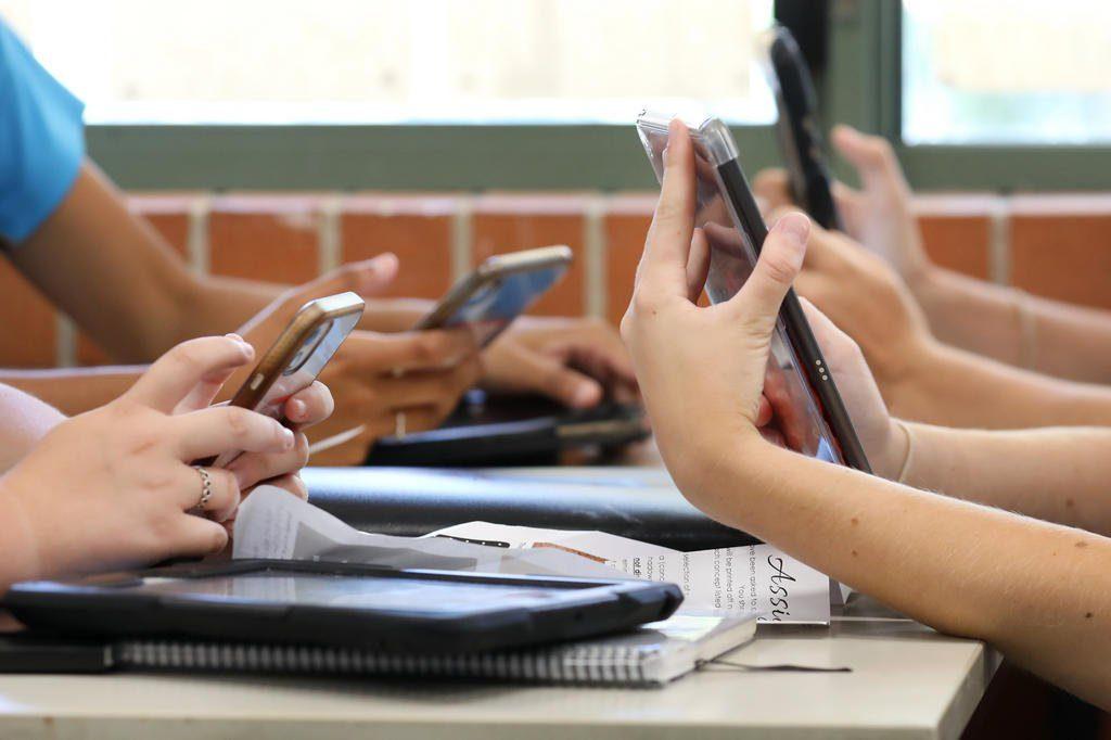 Proponen reforma para prohibir celulares en horario escolar en planteles de nivel básico