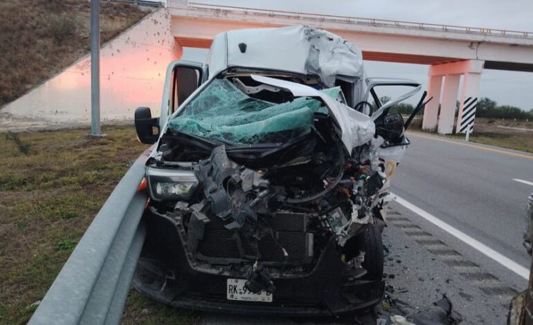 Dormita, se estrella en tráiler y fallece en Bravo, N.L.