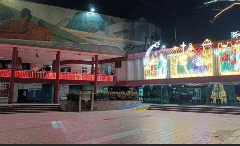 Dejan solo al alcalde de Poza Rica en encendido de árbol navideño por olvidarlos en inundación