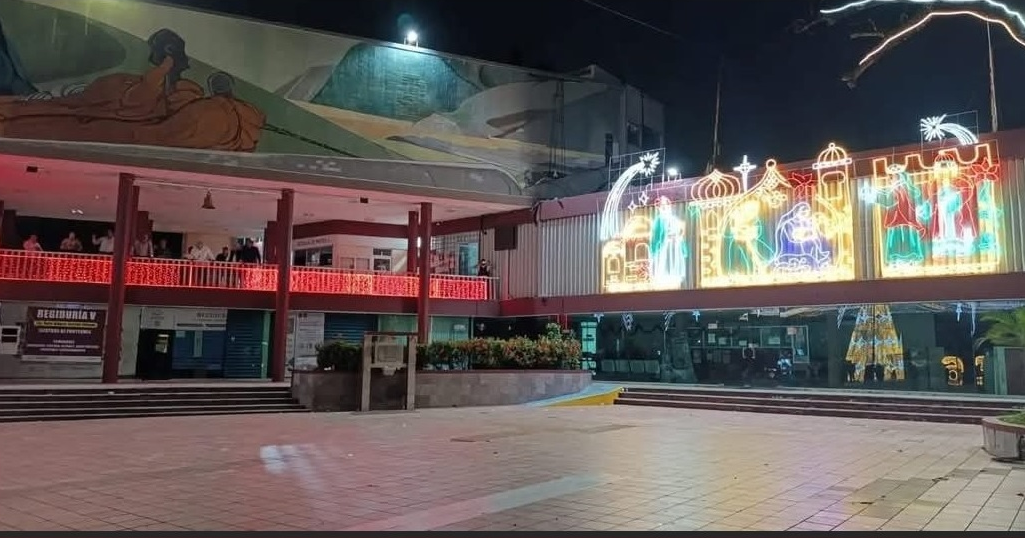 Dejan solo al alcalde de Poza Rica en encendido de árbol navideño por olvidarlos en inundación