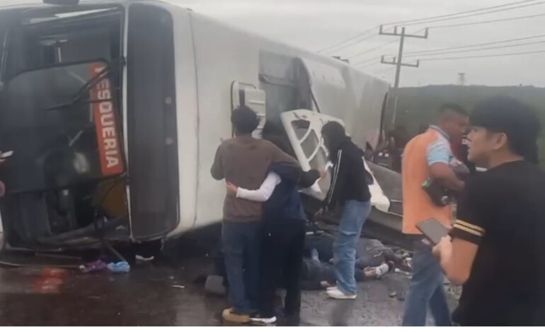 Pierden la vida ocho pasajeros al volcar camión de la ruta Pesquería en Apodaca