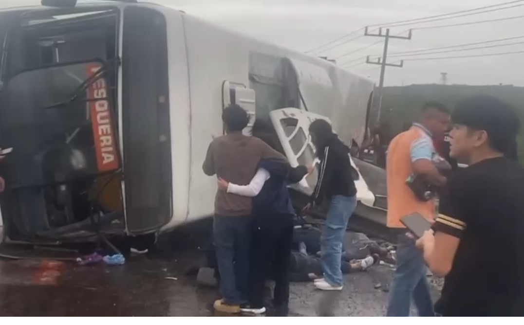 Pierden la vida ocho pasajeros al volcar camión de la ruta Pesquería en Apodaca