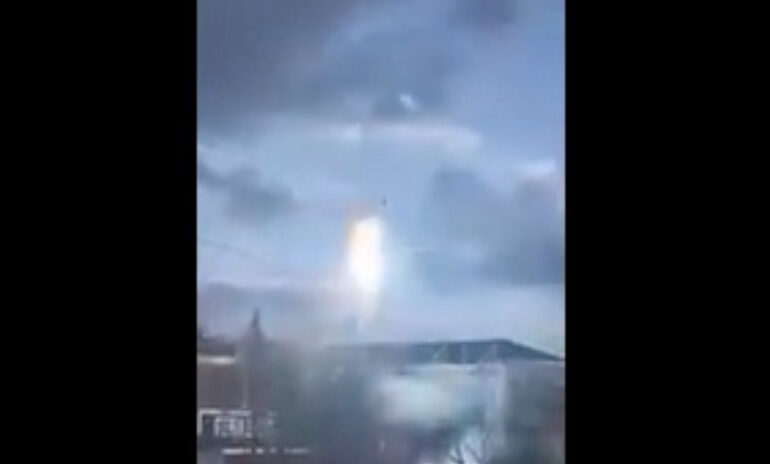 Impactante video: Presunto ladrón se electrocuta al tratar de huir, se desploma desde 10 metros ¡y sobrevive!