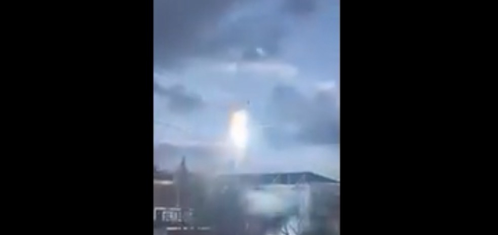 Impactante video: Presunto ladrón se electrocuta al tratar de huir, se desploma desde 10 metros ¡y sobrevive!