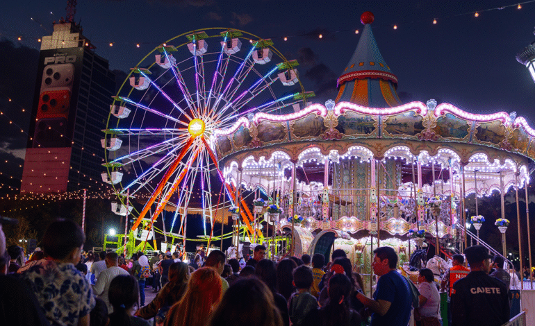 Encienden Samuel y Mariana la Macro Navidad 2025