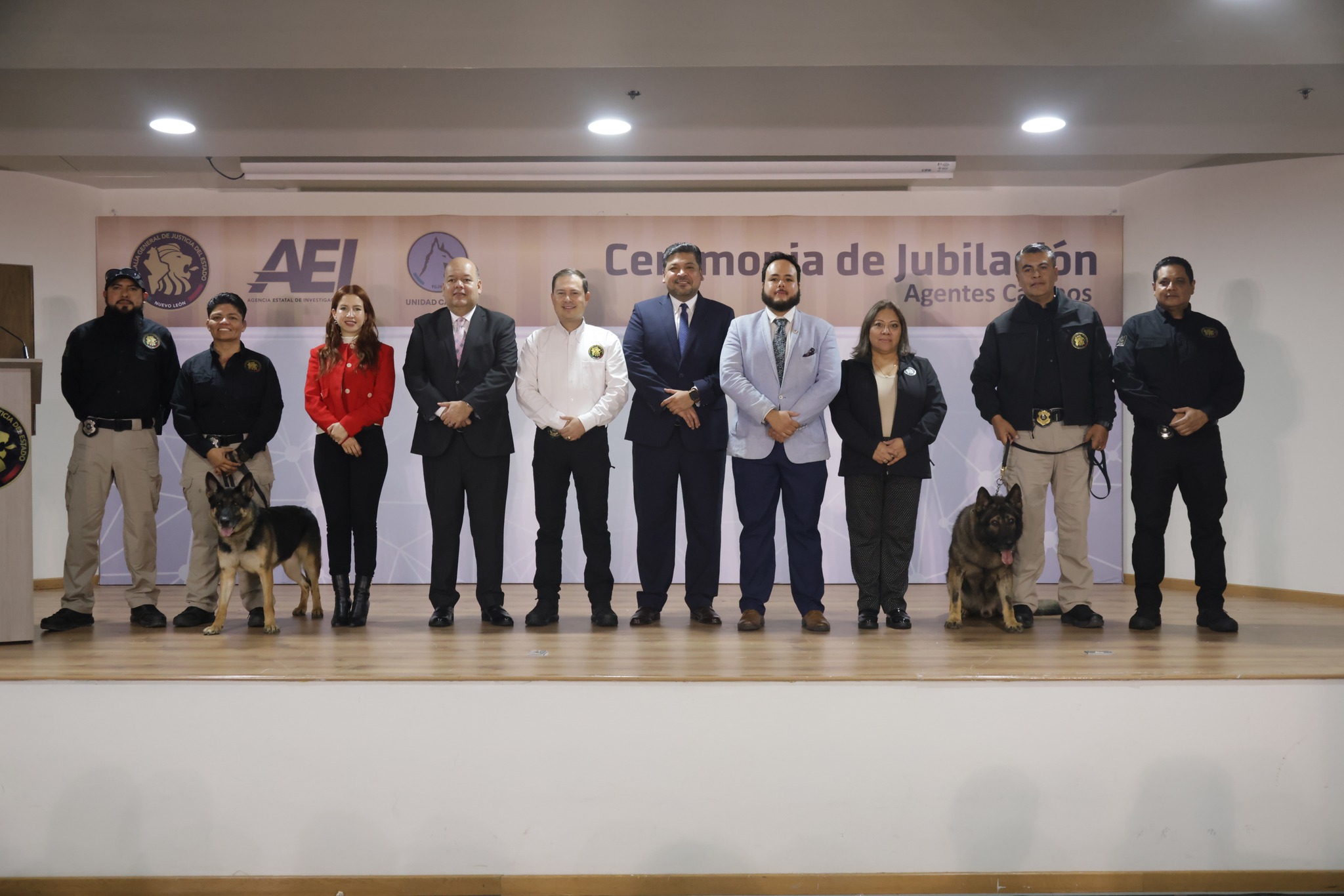 Jubila Fiscalía de Justicia de NL a dos agentes caninos: «Fero» y «Darla»