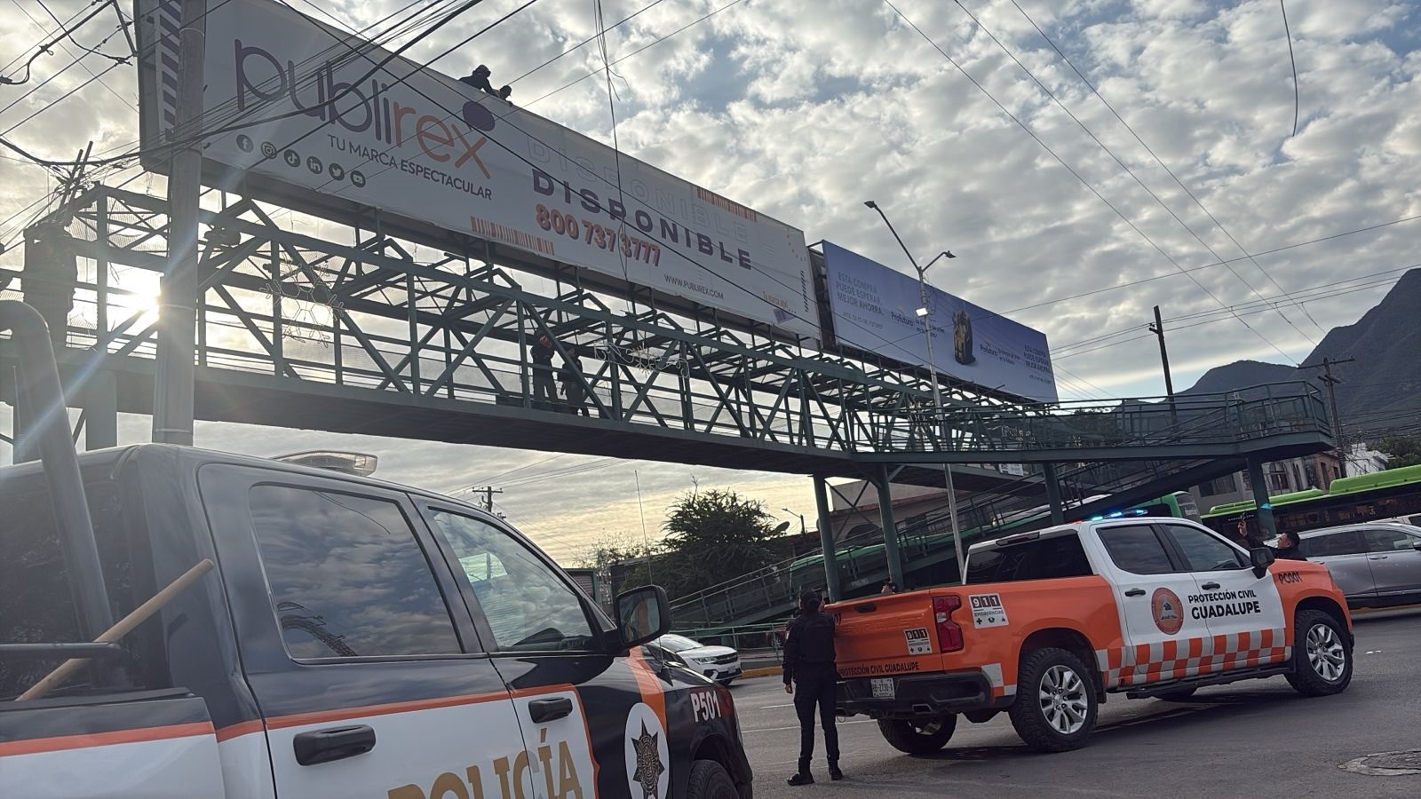 Lejos de su país, centroamericano intenta lanzarse de puente: Policías de Guadalupe lo evitan