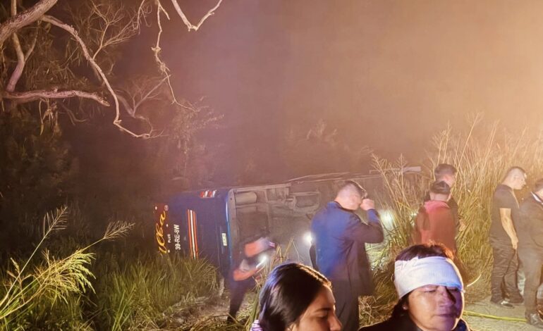 Salen de Monterrey rumbo a Huejutla… terminan volcados en Pánuco