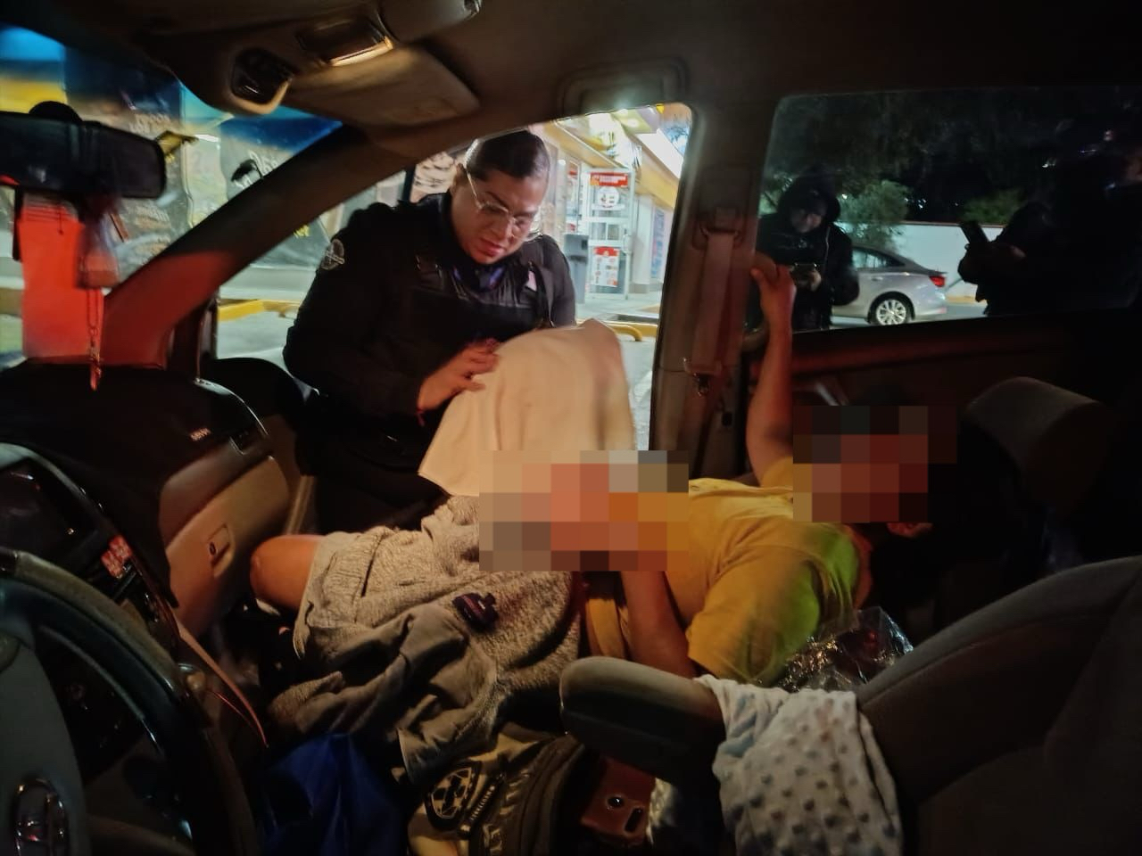 El chamaco vio la luz primera en manos de una heroica policía de Monterrey