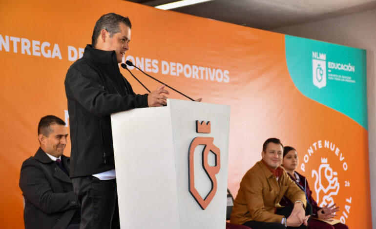 Beneficia la Fábrica de Escuelas a alumnos de Secundaria Técnica con calzado deportivo