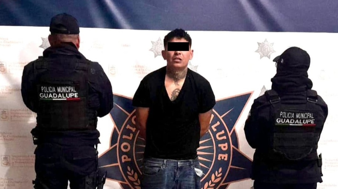 Le sale lo macho; saca arma y dispara al aire, Policía de Guadalupe lo detiene