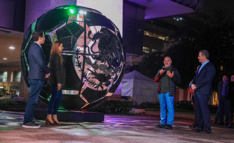 Devela Adrián de la Garza escultura mundialista realizada con cable en desuso