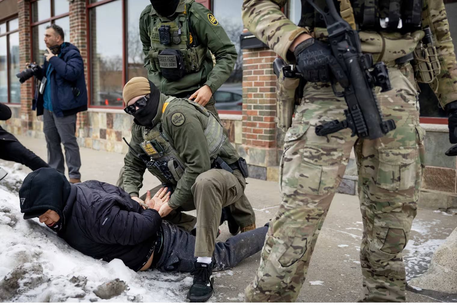 Invocaría Trump «Ley de Insurrección» en Minnesota si persisten ataques al personal de ICE